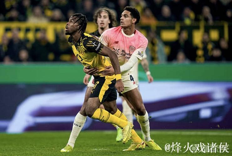 主裁:安萨拉拉扯丘库埃梅卡未判罚?属轻微动作 主裁:安萨拉拉扯丘库埃梅卡未判罚?属轻微动作